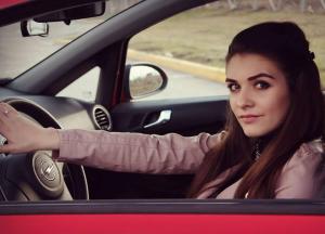 Милая брюнетка на красном Opel