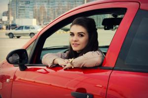 Милая брюнетка на красном Opel