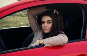 Милая брюнетка на красном Opel