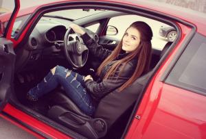 Милая брюнетка на красном Opel