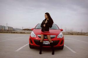 Милая брюнетка на красном Opel