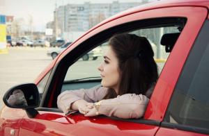 Милая брюнетка на красном Opel