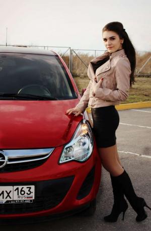 Милая брюнетка на красном Opel