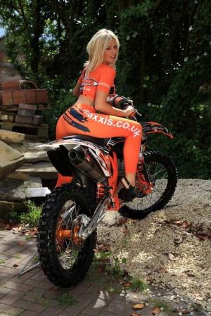 Девушки паддока Maxxis