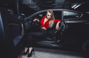 Кажется у нее сломался автомобиль!