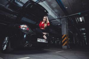 Кажется у нее сломался автомобиль!