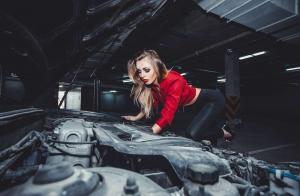 Кажется у нее сломался автомобиль!