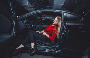 Кажется у нее сломался автомобиль!