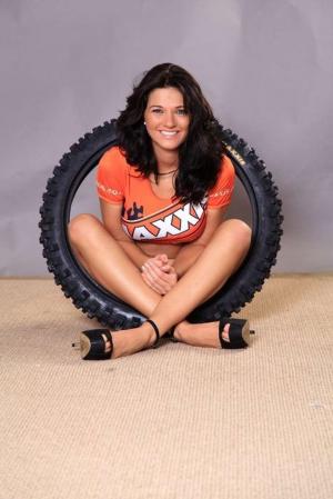 Девушки паддока Maxxis