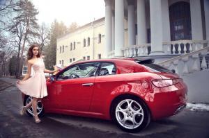 Страстная Alfa Romeo и милая девушка