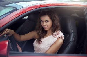 Страстная Alfa Romeo и милая девушка