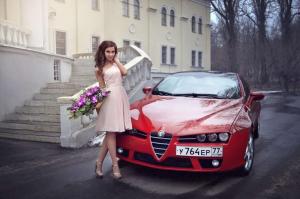 Страстная Alfa Romeo и милая девушка