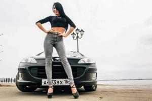 На улице рядом с любимым автомобилем