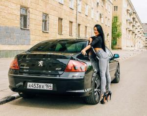 На улице рядом с любимым автомобилем
