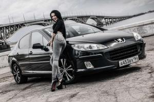 На улице рядом с любимым автомобилем