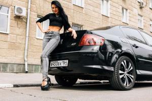 На улице рядом с любимым автомобилем