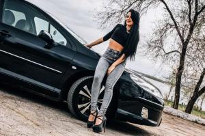 На улице рядом с любимым автомобилем