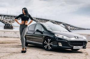 На улице рядом с любимым автомобилем