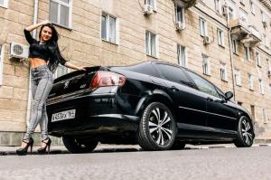 На улице рядом с любимым автомобилем