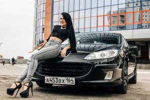 На улице рядом с любимым автомобилем