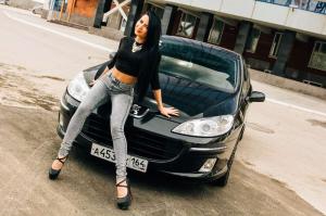 На улице рядом с любимым автомобилем