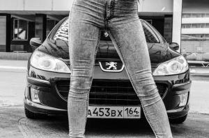 На улице рядом с любимым автомобилем