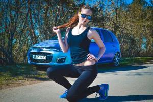 Милая красотка на фоне своего автомобиля