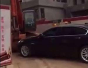 В Китае с незаконными парковками борется экскаватор