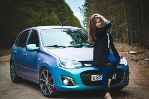 Шикарная брюнетка на фоне с любимым авто