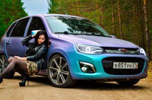 Шикарная брюнетка на фоне с любимым авто