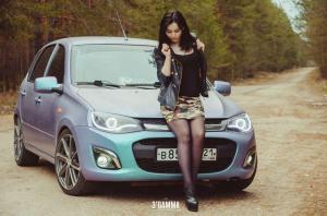 Шикарная брюнетка на фоне с любимым авто