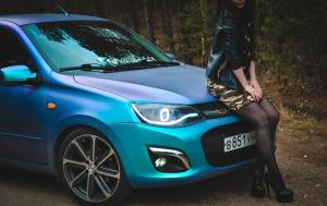 Шикарная брюнетка на фоне с любимым авто