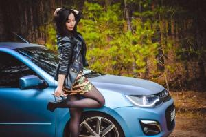 Шикарная брюнетка на фоне с любимым авто