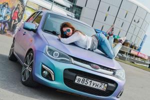Шикарная брюнетка на фоне с любимым авто