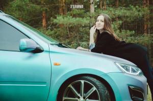 Шикарная брюнетка на фоне с любимым авто