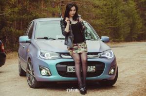 Шикарная брюнетка на фоне с любимым авто
