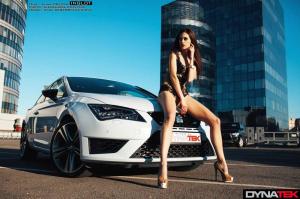 Обворожительная девушка рядом с любимым автомобилем