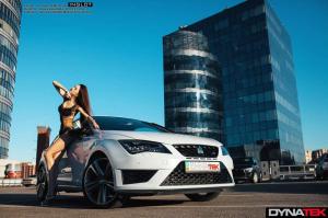 Обворожительная девушка рядом с любимым автомобилем