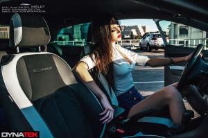Обворожительная девушка рядом с любимым автомобилем