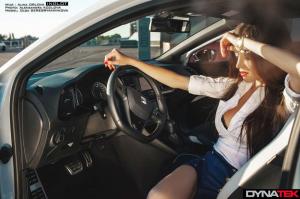 Обворожительная девушка рядом с любимым автомобилем