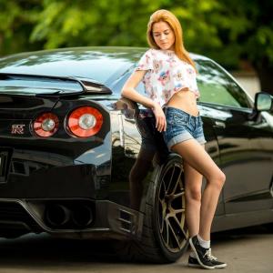 Брутальный конь и милая наездница