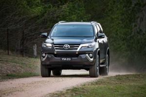 2015 Toyota Fortuner AU)