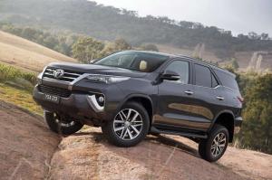 2015 Toyota Fortuner AU)