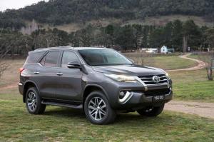 2015 Toyota Fortuner AU)