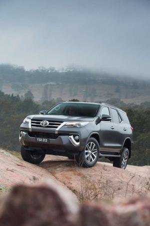 2015 Toyota Fortuner AU)