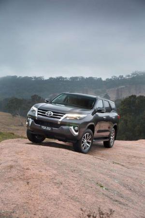 2015 Toyota Fortuner AU)