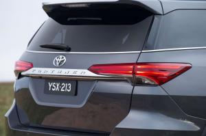 2015 Toyota Fortuner AU)