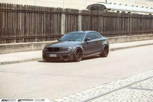 BMW 1M: большие диски для темно-серого авто
