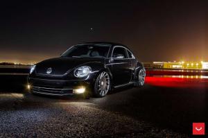 Vossen специфически «обули» черный VW Beetle