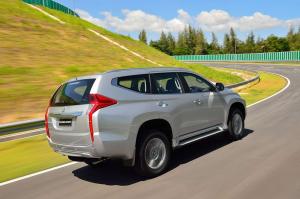 2015 Mitsubishi Pajero Sport TH)